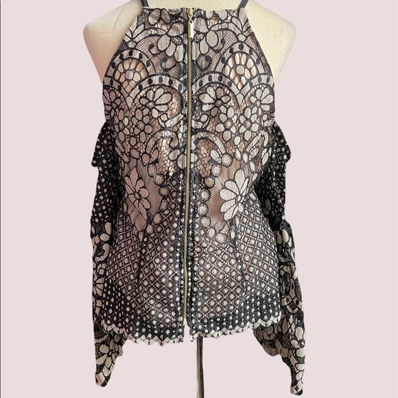 Venus black lace bell bottom sleeve top size 10 - Picture 3 of 10